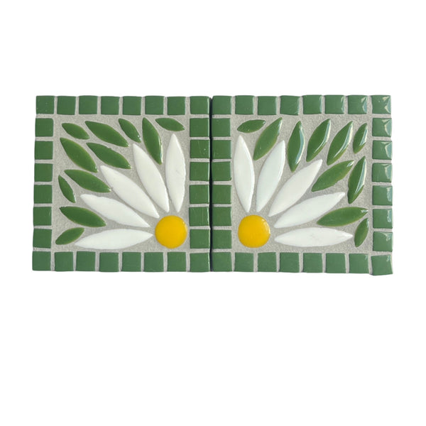 Kit de posavasos con diseño de flores y mosaicos de pétalos blancos