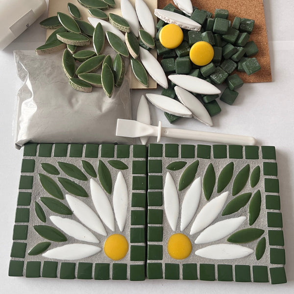 Kit de posavasos con diseño de flores y mosaicos de pétalos blancos